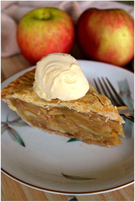 So tender and flaky, yet it holds up enough you can pick up a piece of pie with your . Easy Homemade Apple Pie | FaveSouthernRecipes.com