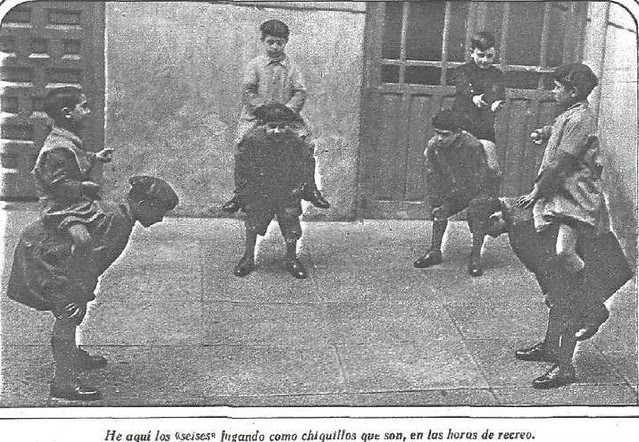 Seises del Colegio de Infantes (Toledo) en 1930. Foto Benitez Casaux para Revista Estampa