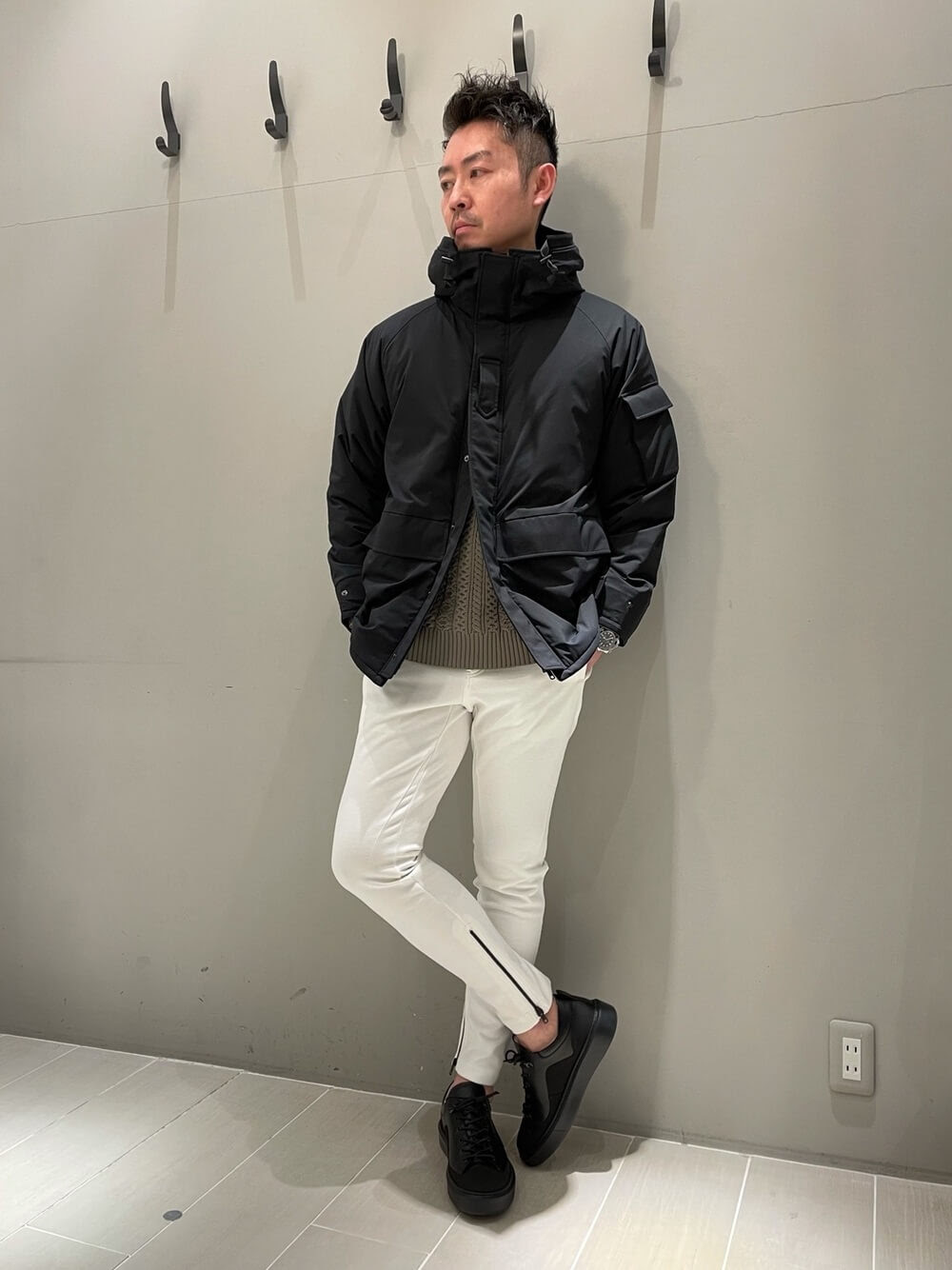 スウェットパンツ 白 のメンズのコーデ 人気の白スウェットパンツを紹介