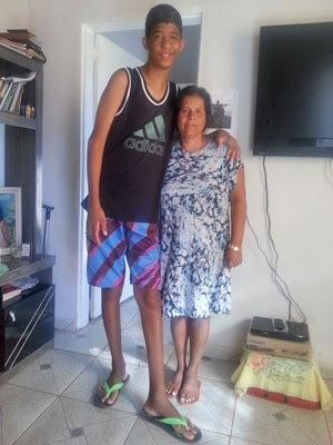 O brasiliense Sérgio Gabriel Ribeiro Gomes, de 10 anos, que sofre de gigantismo, e a mãe, Ricardene Ribeiro (Foto: Raquel Morais/G1)