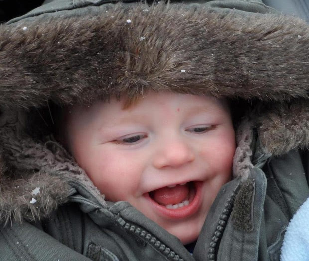 Menino Ollie Petherick, de dois anos, sofre da Síndrome de Angelman, que faz com que ele esteja sempre sorrindo. (Foto: Reprodução/Facebook/Annie Campbell)