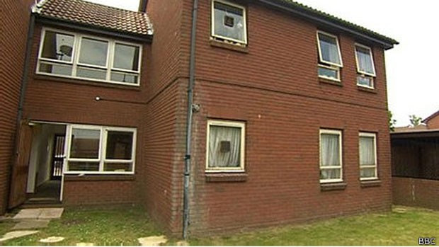 Anne Leitrim foi encontrada morta neste prédio de apartamentos depois de seis anos (Foto: BBC)