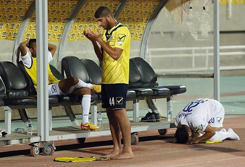 احسان مرادیان و مهدی اسلامی بین دو نیمه نماز اول وقت به جا آوردند