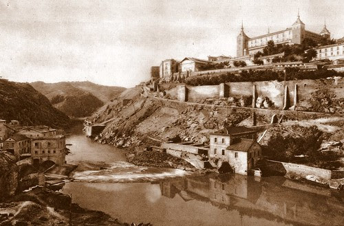 Torno del Tajo en Toledo en el lugar donde se levantaba el acueducto romano. Principios del siglo XX