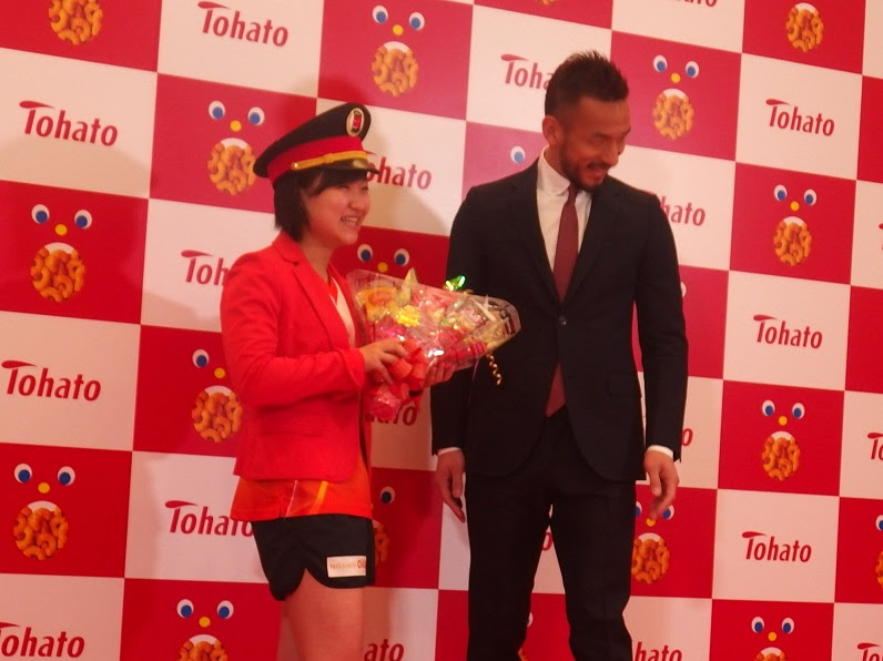 中田英寿の登場に大興奮 伊藤美誠が今日オープンの キャラメルコーン ステーション 一日駅長に ライブドアニュース