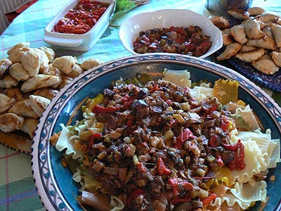 chaussons, pâtes à la caponata et poivrons grillés.jpg