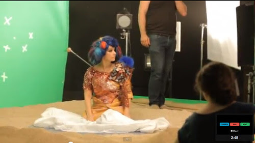 Bjӧrk - Mutual Core behind the scene