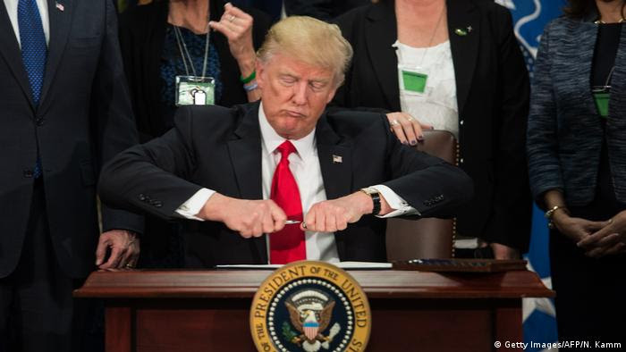 USA Trump unterzeichnet das Dekret zum Grenzzaun mit Mexiko (Getty Images/AFP/N. Kamm)