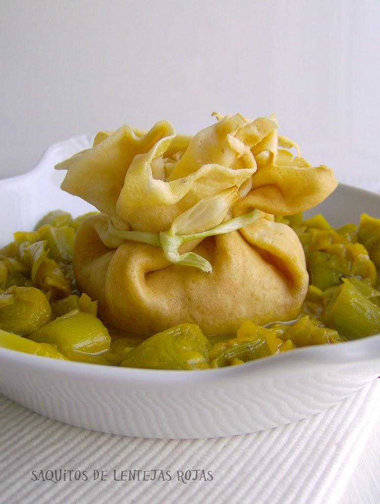 Saquitos de lentejas rojas y salsa de puerros