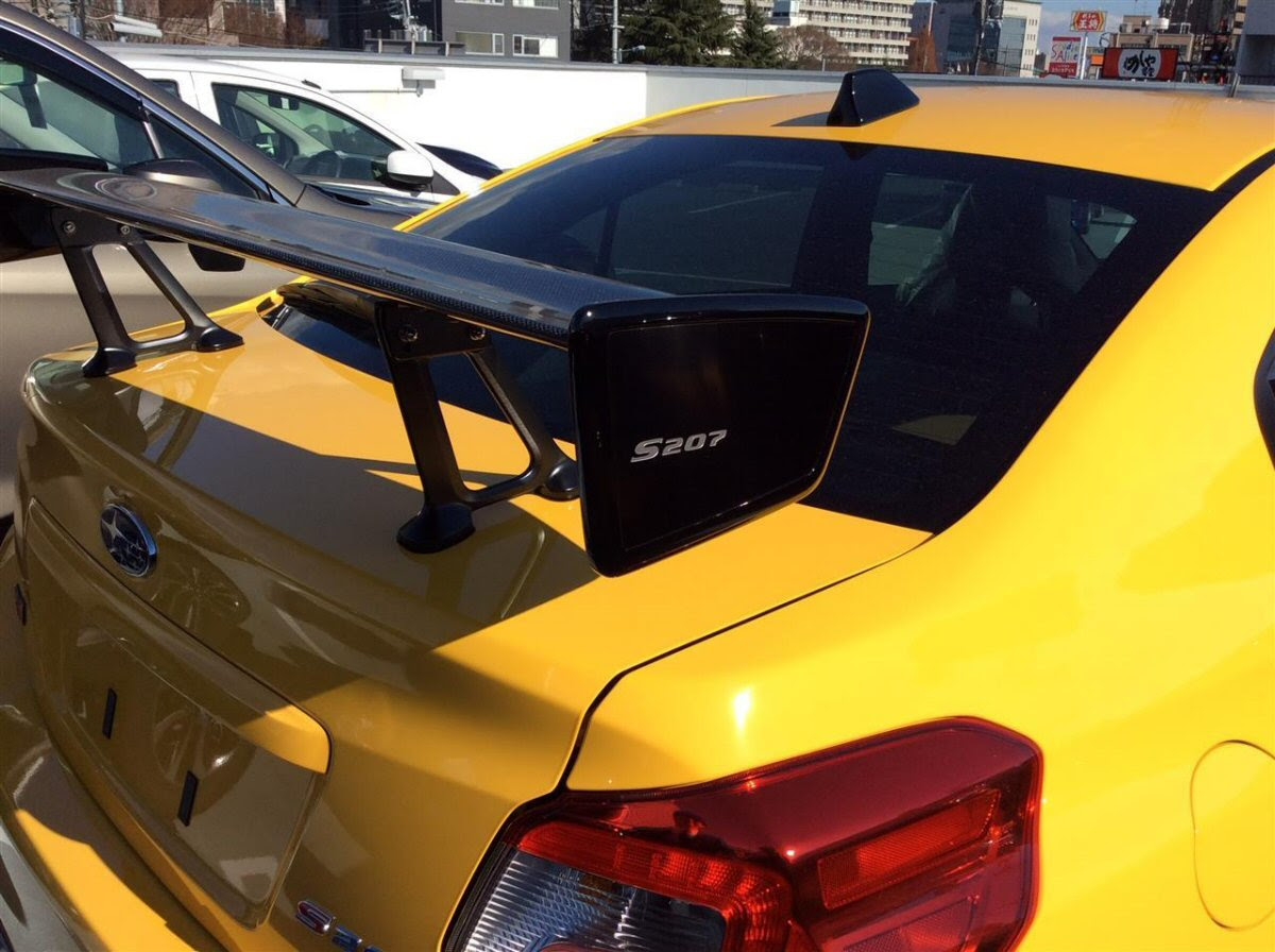 自動車の後ろに付いている羽 名前 部品名 と取り付ける意味 車情報車大好き