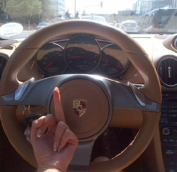 melisa-şahin-porche.jpg
