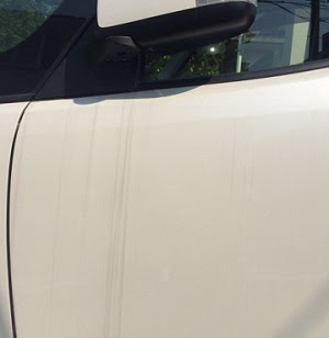 白い車の水垢取り 黒い縦筋汚れを落としてつきにくくする方法とは 白い車の水垢が落ちない ボディの黒い縦筋汚れを取って防ぐ対策法