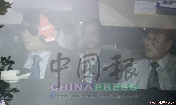 Những người đàn ông Triều Tiên bị cho là nghi phạm trong vụ án Kim Jong-nam đã lên xe rời đại sứ quán nước này ở Malaysia. Ảnh: China Press