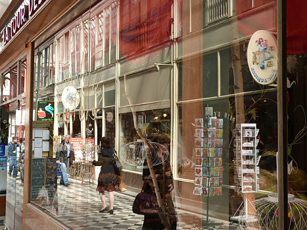reflets dans le passage.jpg