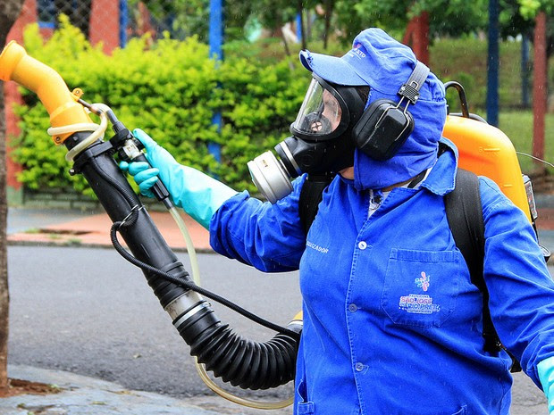 Agente nebulizador visita casa em Rio Preto  (Foto: Sergio Menezes/Divulgação)