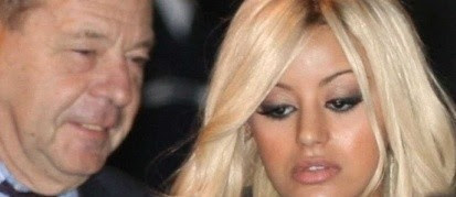 Zahia Dehar au Quai des Orfèvres avec son avocat Me Daniel Vaconsin, le 4 novembre 2010. 