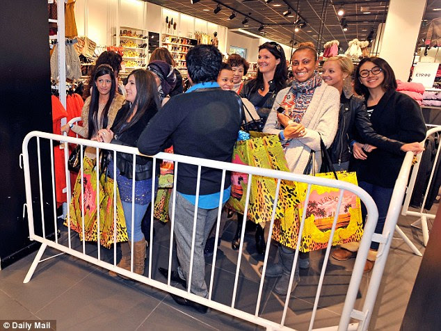 Prazer: Shoppers em Manchester Trafford Centre de mostrar as suas compras