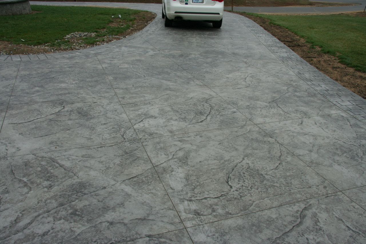 Roman Slate concrete stamp with cobblestone border | Stamped concrete