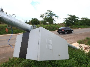 Radar de velocidade destruído na GO-060, saída para Trindade  (Foto: Wildes Barbosa/O Popular)