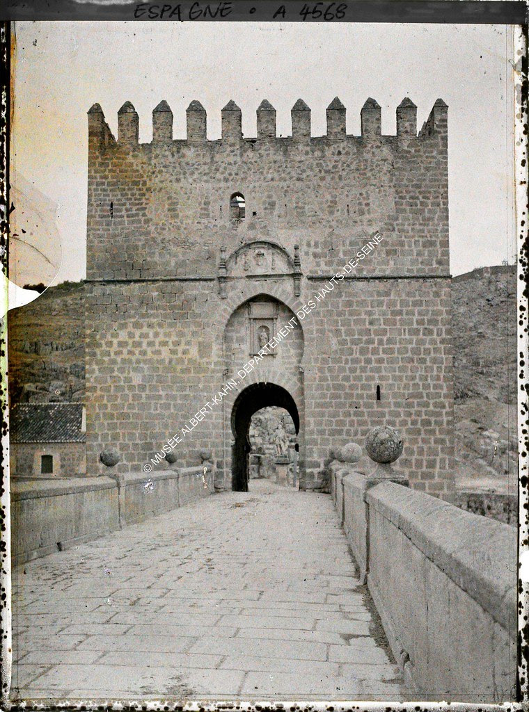Puente de San Martín entre el 15 y el 17 de junio de 1914. Autocromo de Auguste Léon. © Musée Albert-Kahn - Département des Hauts-de-Seine 