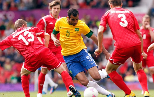 sandro brasil Aleksievich e kuzmenov bielorrússia futebol londres 2012 (Foto: Agência Reuters)