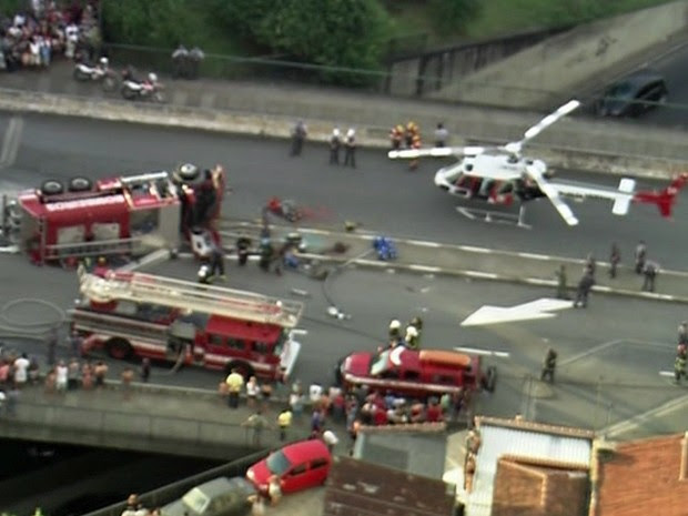 Helicóptero Águia, da Polícia Militar, foi acionado para dar apoio no socorro aos bombeiros (Foto: Reprodução/TV Globo)
