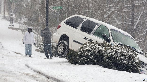 A vehicle ran off the road during a snow storm in Canton, Georgia, on 28 January 2014  
