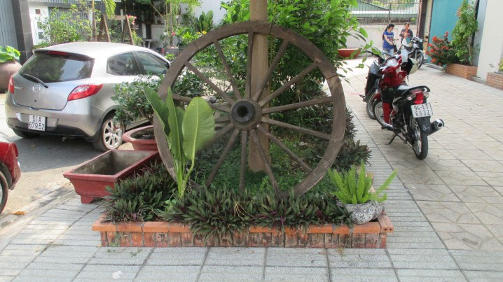Phía trước tòa nhà