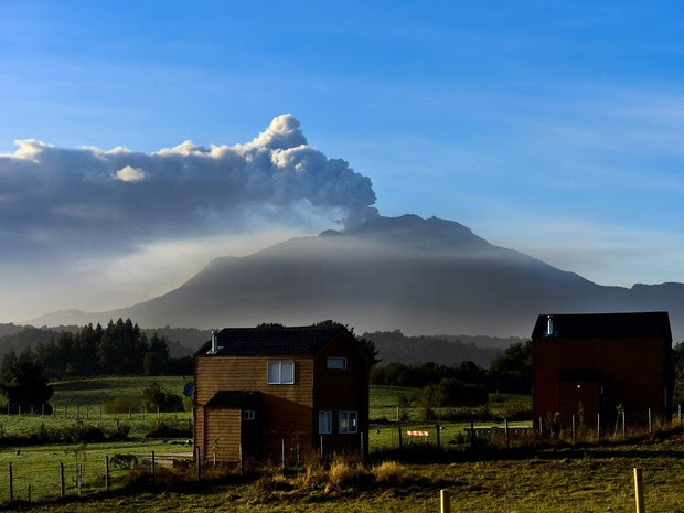 Nuvem de fumaça do vulcão Calbuco é vista de Puerto Varas, no Chile (Foto: Martin Bernetti/AFP)