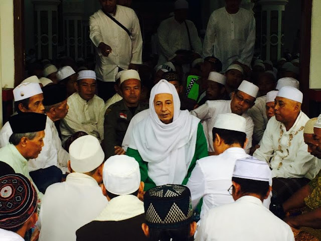Habib Lutfi bin Yahya Pekalongan.