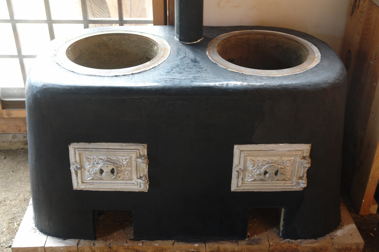 かまど完成 粘土とワラ スサ 漆喰 ノロを使用して磨き仕上げのかまど 関塚農場ブログ