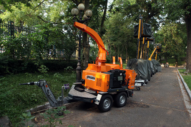 Tận thấy máy nghiền cây &#34;nhai&#34; cây xanh trên phố Thủ đô - 1
