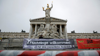 Pancartes donant la benvinguda als refugiats davant el Parlament austríac (Reuters)