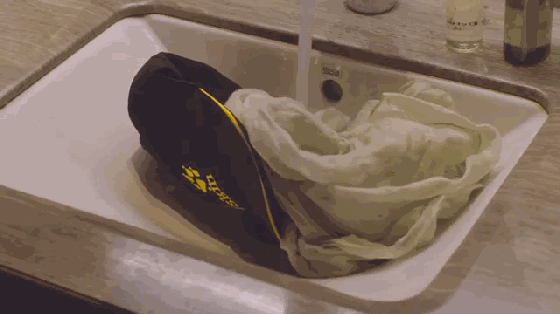 把这个球扔进水里脏衣服就能干净 还能顺便杀毒