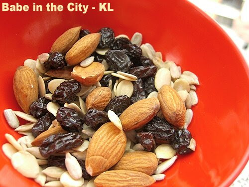 Raw almonds, sunflower seeds, pumpkin seeds and raisins