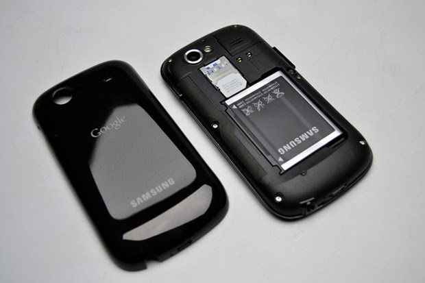 Aparelho aberto, mostrando a bateria (Foto: Stella Dauer)