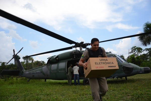 Urnas chegam até a fronteira do Peru por meio de helicóptero (Foto: João Evangelista Souza)