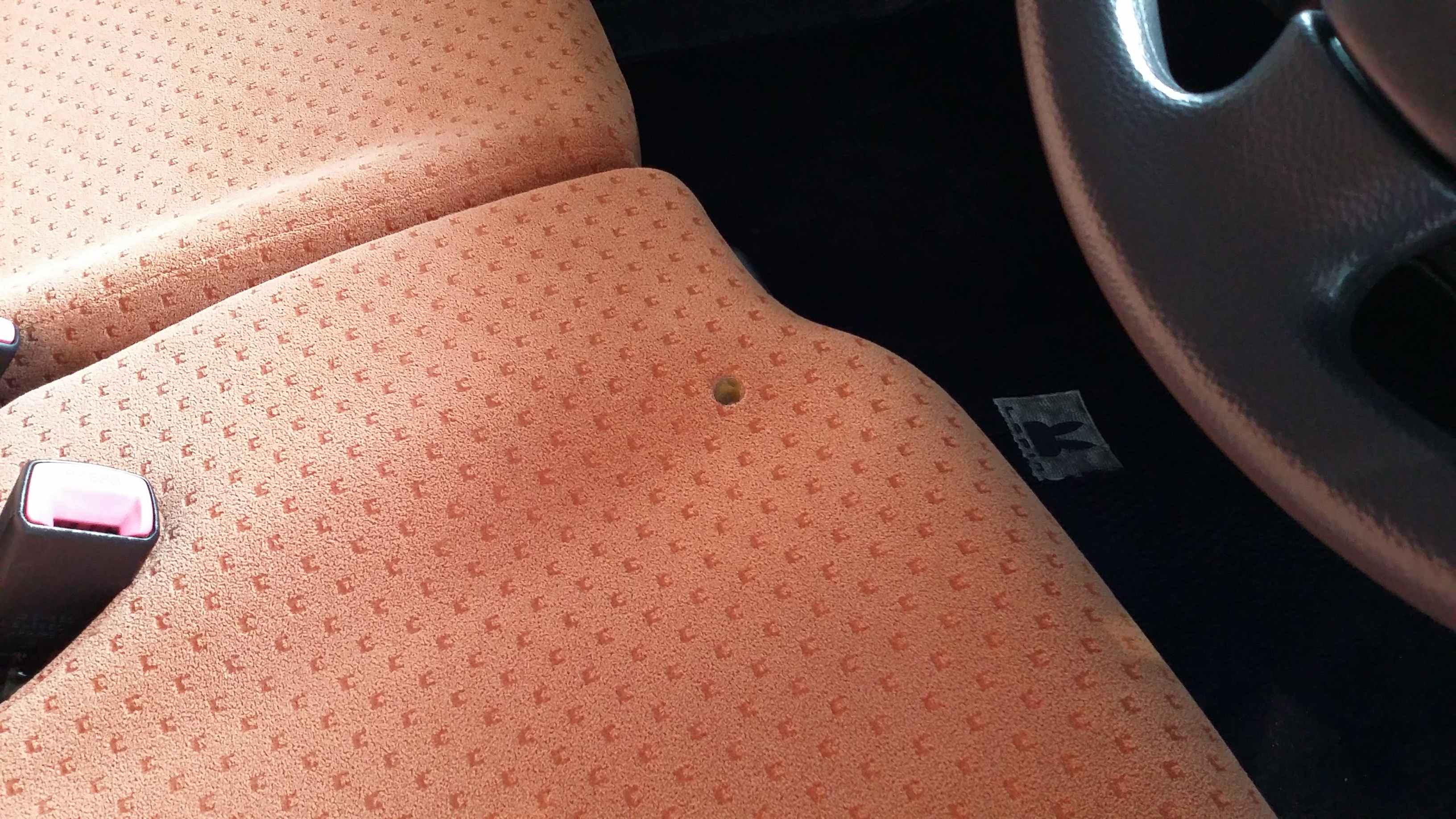 ラパン 運転席シートのタバコ焦げ穴 Eco工房のリペアな日々 山形市 トータルリペア ｅｃｏ工房へようこそ