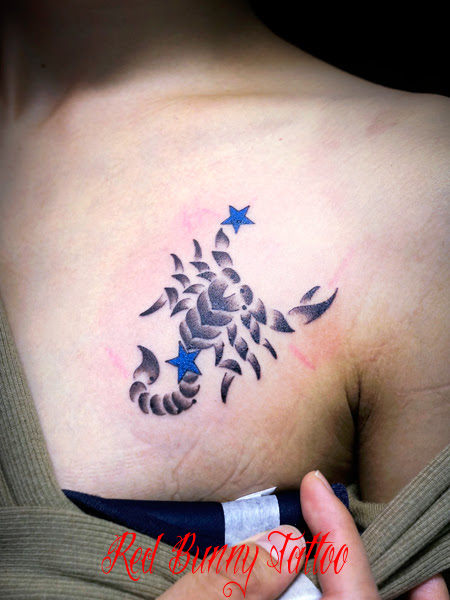 サソリ さそり座のタトゥーデザイン Scorpion Tattoo 女性の胸 東京 タトゥースタジオ 吉祥寺 Red Bunny Tattoo デザイン 画像