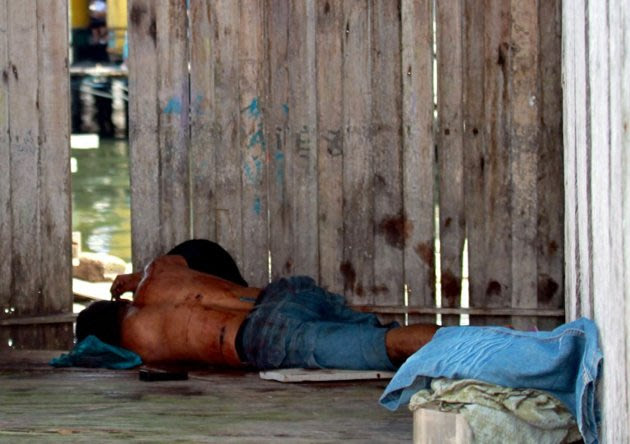 A Sulu gunman who was shot dead, lies on the ground after a shoot-out with soldiers in Simunul village on March 4, 2013. Malaysia vowed to beef up security in the eastern state where at least 26 people have been reported killed after a bizarre invasion by Philippine followers of a self-styled sultan. AFP PHOTO MALAYSIA OUT