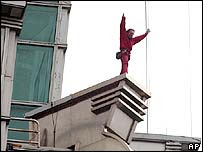 CBBC Newsround | World | 'Spider-Man' climbs tallest tower