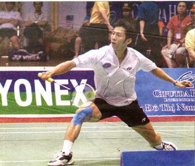 Eyes on the birdie: Top badminton player Nguyen Tien Minh shows off the form that beat host rival Boonsak Ponsana 21-16, 21-13 to take the men's singles final in the SCG Thailand Grand Prix Gold on July 26.