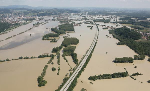 Jalan raya tak luput pula dari terjangan air banjir Sungai Danube.