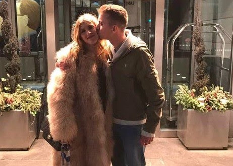 Genie cho phép cậu sinh viên của đại học Missouri thơm lên má.