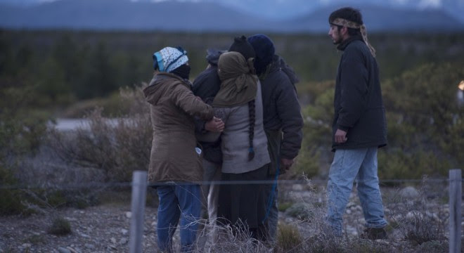 Integrantes de la comunidad Pu Lof tras el hallazgo del cuerpo