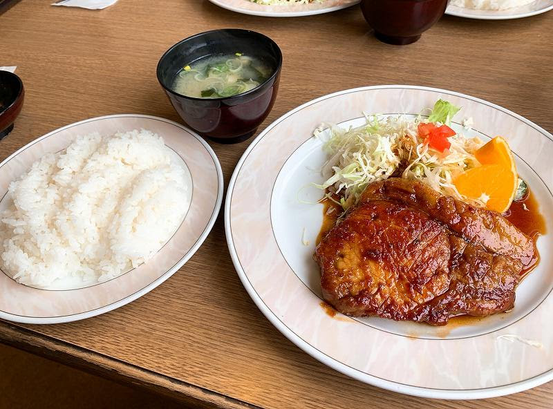 ポポロ 旭川no 1洋食屋 生姜焼定食は衝撃的なうまさと厚さ 北海道の魅力発信ブログ