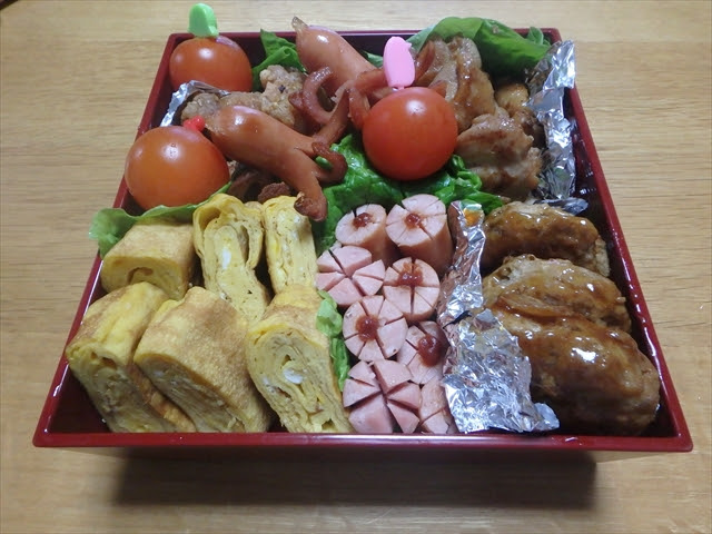 ウィンナー飾り切り 簡単な花とたこの作り方 行楽お弁当に