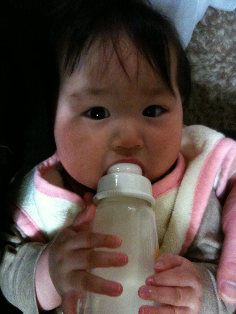 自分で哺乳瓶を持つようになりました 育児日誌 シンプルな暮らし 家族とwebマーケティングな日々