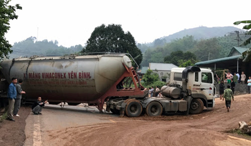 xe-bon-chan-ngang-duong-quoc-lo-6-tac-nghen-7km