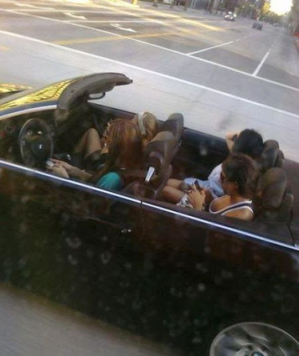Girls do stupid things behind the wheel (52 photos) Girls do stupid things behind the wheel (52 photos)